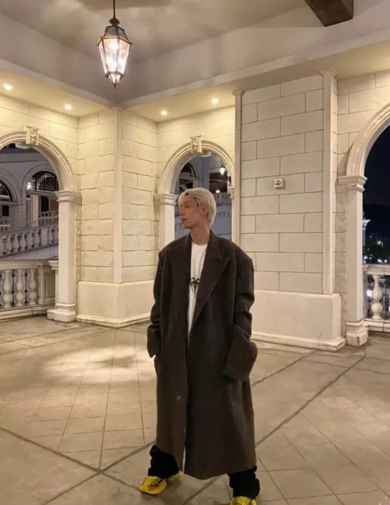 발렌시아가 21SS 런웨이 하운드투스 디스트로이드 숄더패드 코트 상세 1