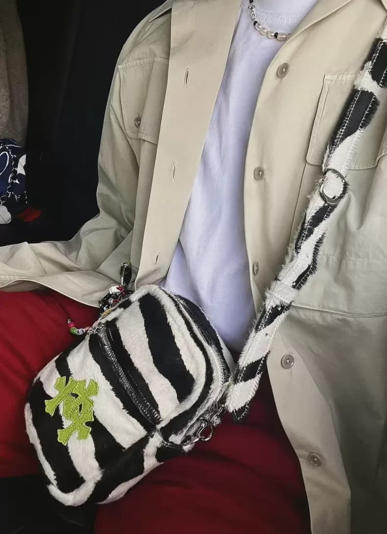 크롬하츠 런던 한정 제브라 미니 카메라백 (애플 그린 크로스 패치) 상세 1