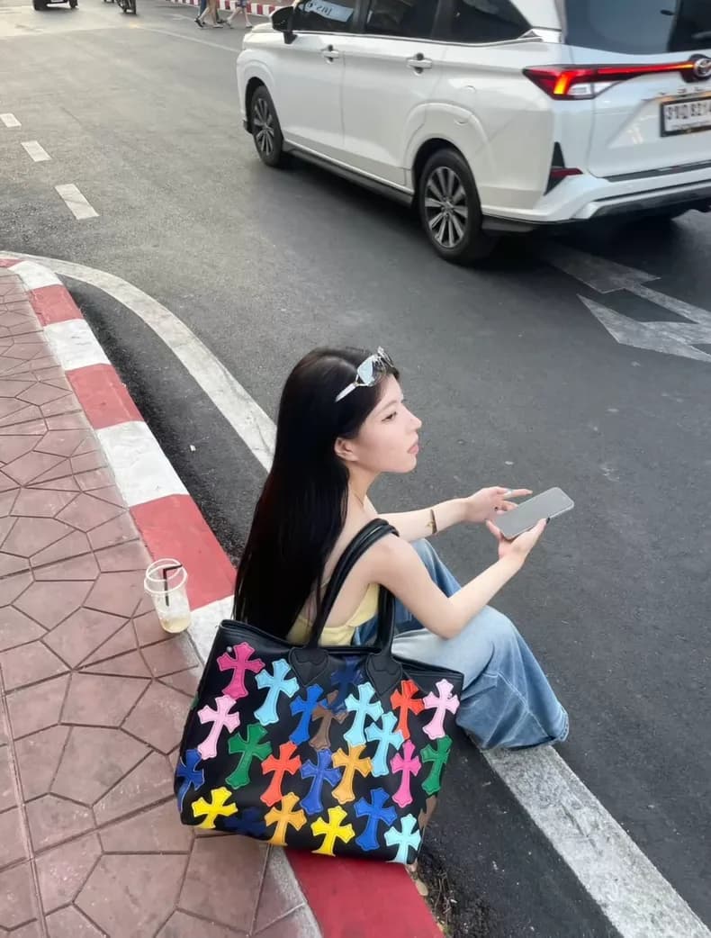 크롬하츠 멀티컬러 크로스 패치 토트백 (네이비) 8