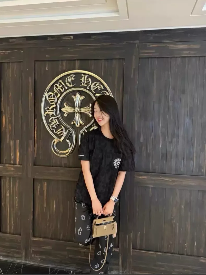 크롬하츠 크로스 포켓 반팔 티셔츠 (스크롤 로고) 상세 1