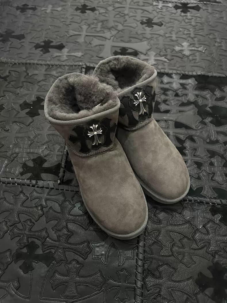 크롬하츠 x UGG 클래식 미니 부츠 (십자가 가죽 패치 커스텀) 상세 1