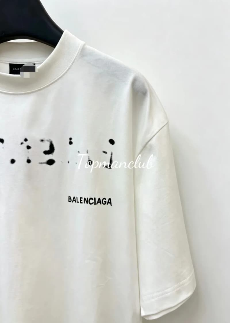 발렌시아가 블러 레터 로고 프린트 반팔 티셔츠 (화이트) 4