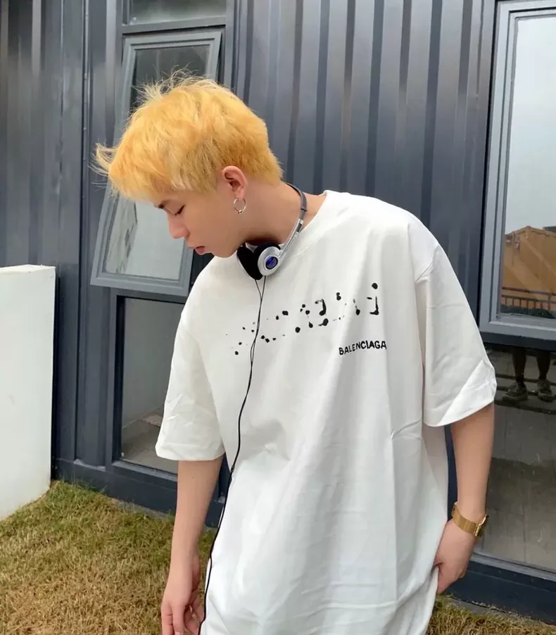 발렌시아가 블러 레터 로고 프린트 반팔 티셔츠 (화이트) 8