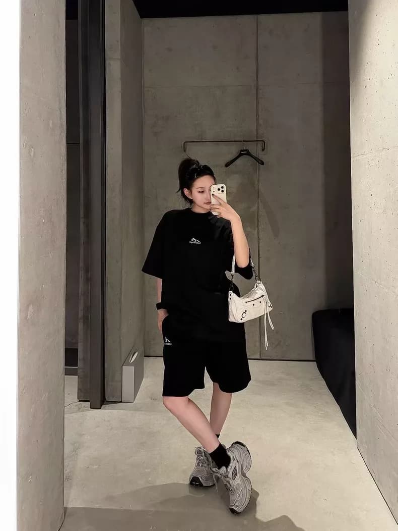 발렌시아가 리플렉티브 로고 오버사이즈 티셔츠 (블랙) 8