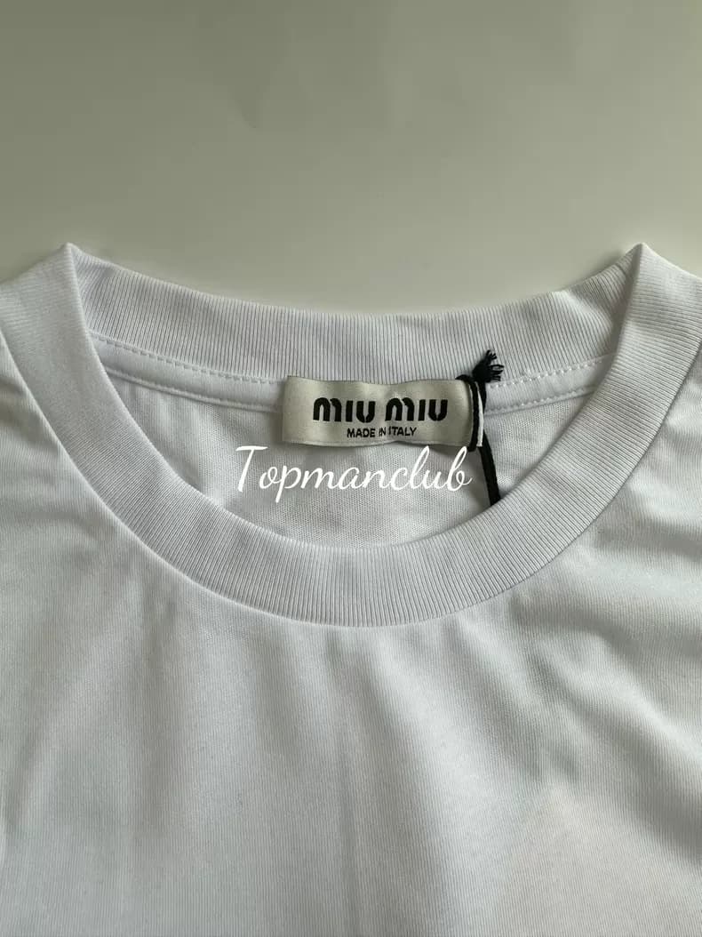 미우미우 자수 로고 코튼 티셔츠 (화이트) 4