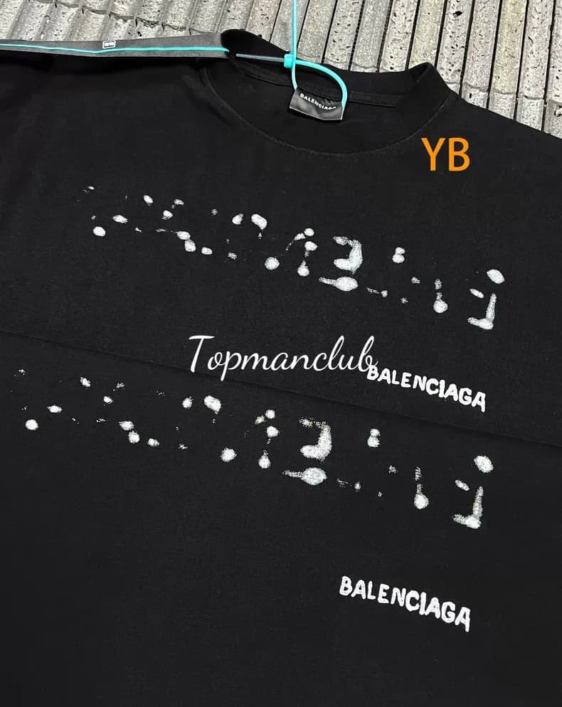 발렌시아가 블러 레터 로고 프린트 티셔츠 (블랙) 6