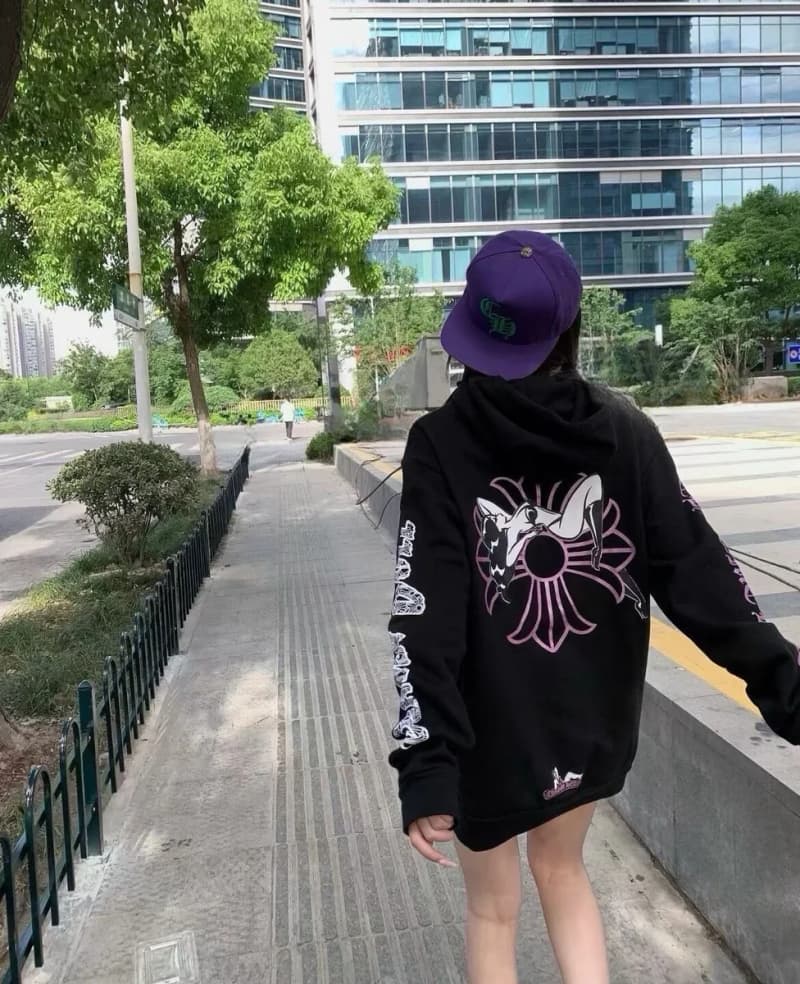 크롬하츠 데들리 돌 콜라보 핑크 크로스 그래픽 후디 (블랙) 8