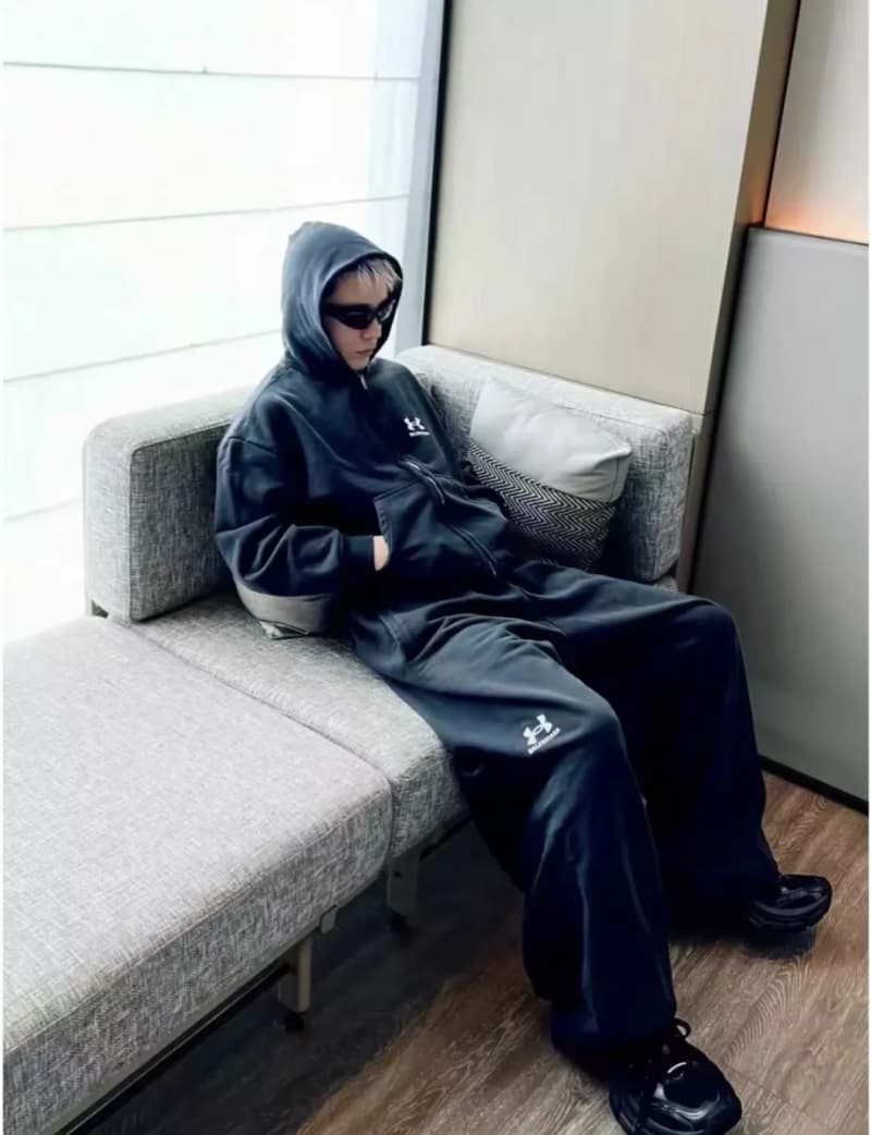 발렌시아가 × 언더아머 로고 자수 집업 후디 (블랙) 7